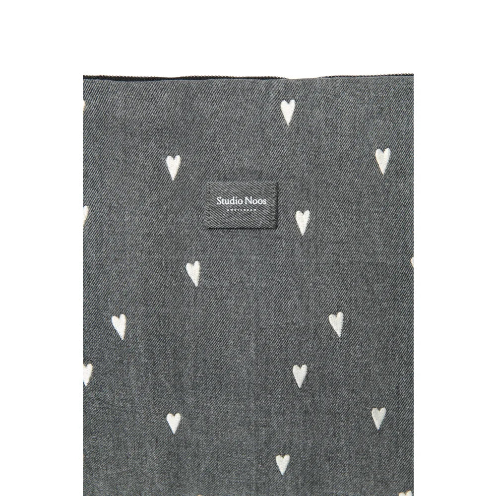 Dunkelgrauer Stoff mit kleinem weißen Herzmuster für Denim Diaper Bag Grey Hearts