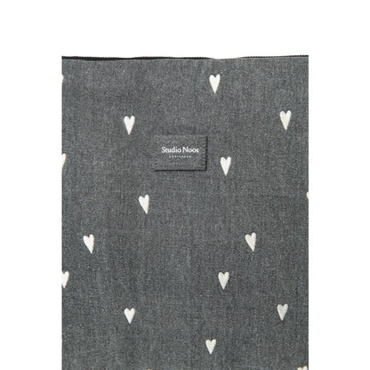 Dunkelgrauer Stoff mit kleinem weißen Herzmuster für Denim Diaper Bag Grey Hearts