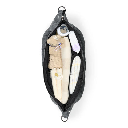 Offene dunkelgraue Windeltasche mit Babyutensilien aus der Denim Diaper Bag Grey Hearts