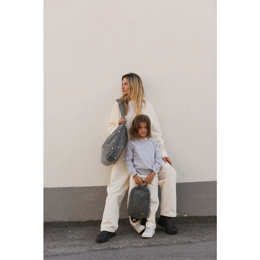 Frau und Kind mit passenden dunkelgrauen Taschen, Denim Diaper Bag Grey Hearts