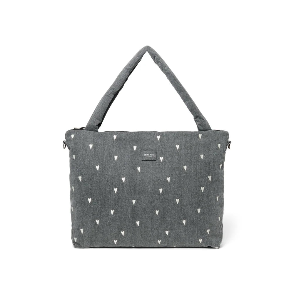 Graue Tragetasche mit weißen Herzmustern, Denim Wickeltasche, Grey Hearts