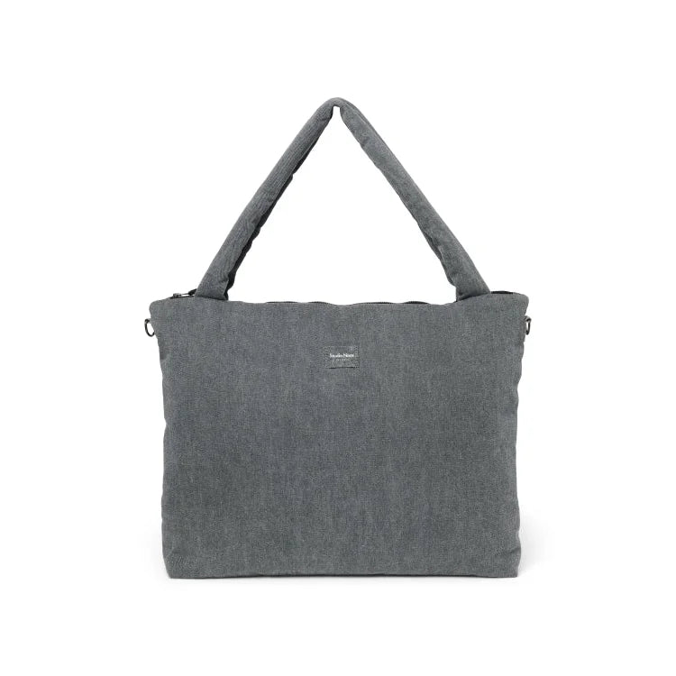 Dunkelgraue gesteppte Wickeltasche mit zwei gepolsterten Griffen