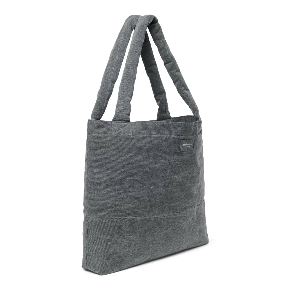 Dunkelgraue strukturierte rechteckige Tragetasche mit zwei gepolsterten Griffen