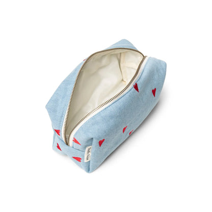 Offene hellblaue Kosmetiktasche mit roten Herzen, Denim Necessaire Hearts