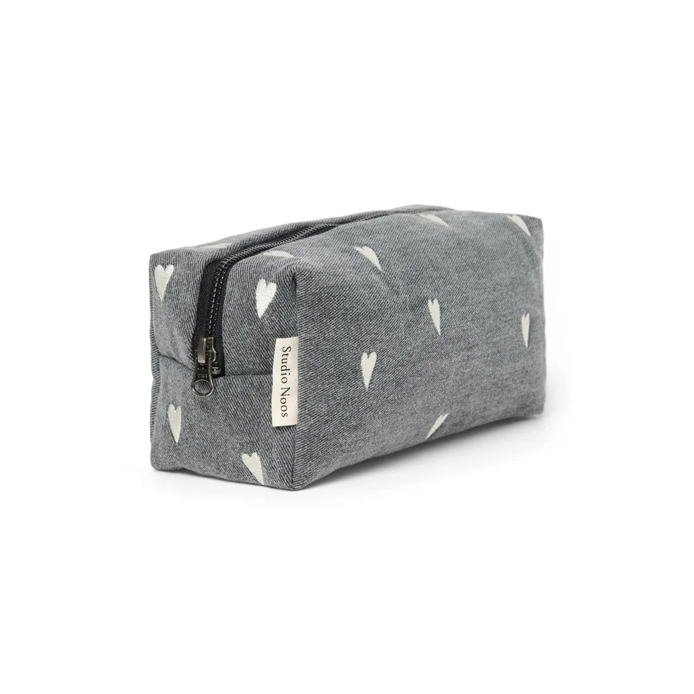 Graues Stoffstiftemäppchen mit weißen Herzmustern und schwarzem Reißverschluss