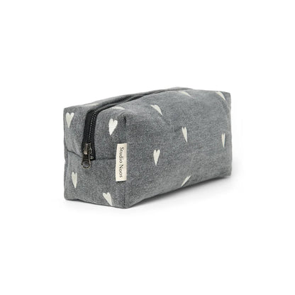 Graues Stoffstiftemäppchen mit weißen Herzmustern und schwarzem Reißverschluss