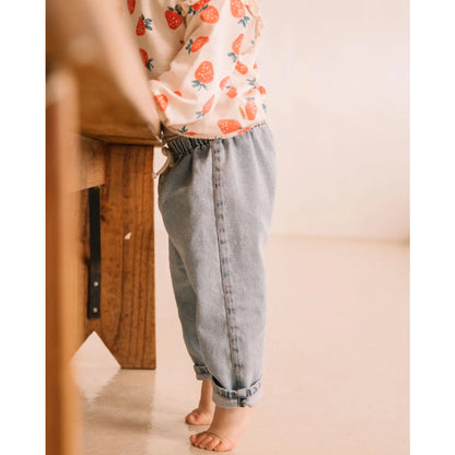 Helle Denim Pants mit entspannter Tapered-Fit, gerollten Säumen