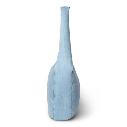 Helle blaue Stoffvase in der Denim Solid Umhängetasche präsentiert