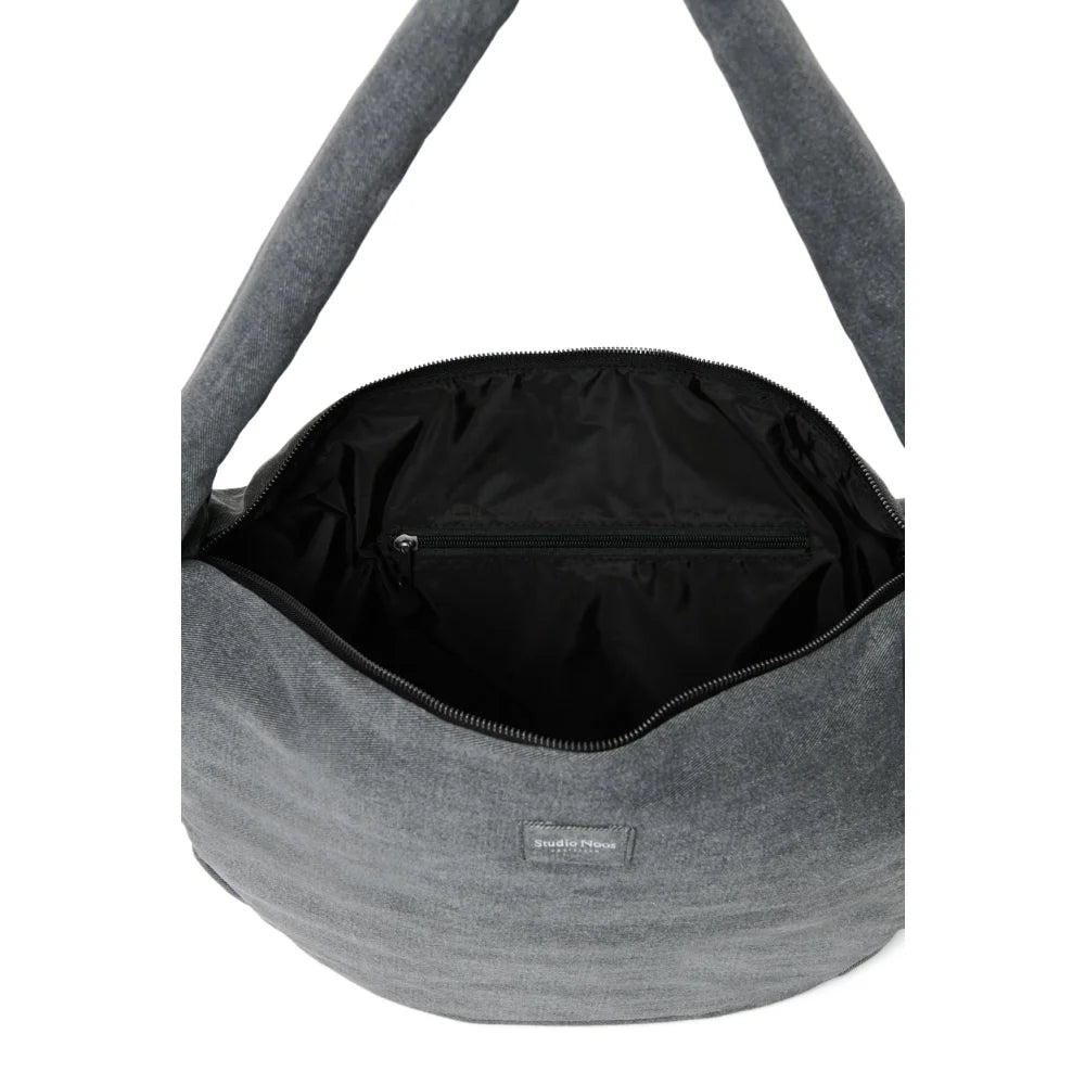 Dunkelgraue Duffle-Tasche aus strukturiertem Material mit schwarzem Innenfutter und Reißverschlussfach