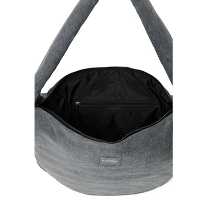 Dunkelgraue Duffle-Tasche aus strukturiertem Material mit schwarzem Innenfutter und Reißverschlussfach