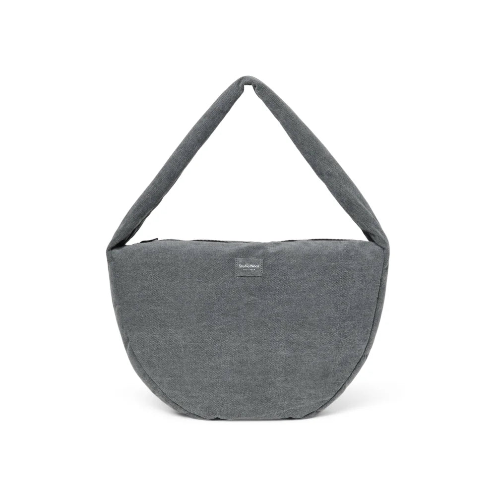 Dunkelgraue, gesteppte Crescent-Schultertasche mit breitem, gepolstertem Riemen