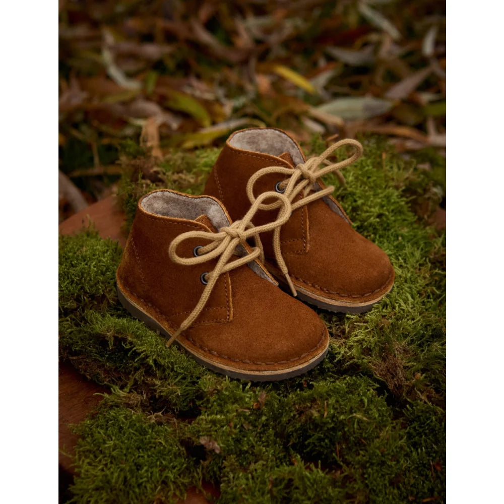 Braune Wildleder-Babystiefel mit hellen Schnürsenkeln für den Desert Winter Boot Chestnut