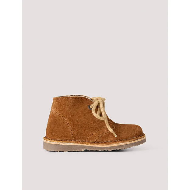 Ein brauner Wildleder-Stiefelette mit beiger Sohle aus dem Desert Winter Boot Chestnut