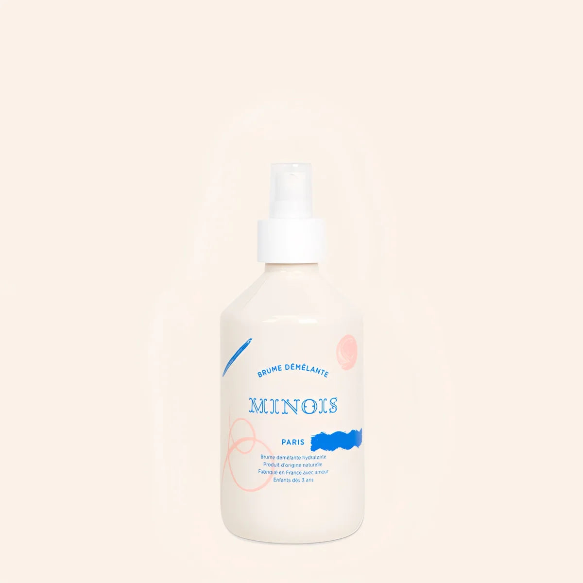 Weißes sprayfläschchen mit minimalistischer etikette und blauen pinken abstrakten pinselstrichen für minois paris hydrating demulcent detangling mist 300 ml