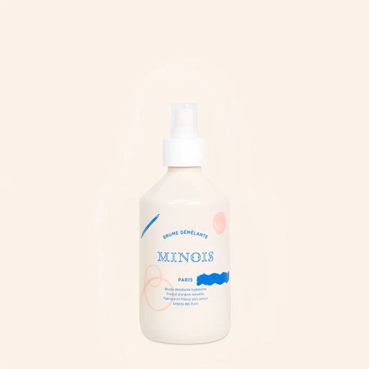 Weißes sprayfläschchen mit minimalistischer etikette und blauen pinken abstrakten pinselstrichen für minois paris hydrating demulcent detangling mist 300 ml