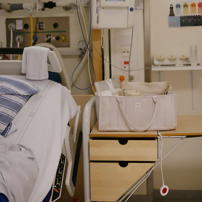 Beige canvas wickeltasche mit zwei griffen und reißverschlussfach für bettnutzung im elternzimmer