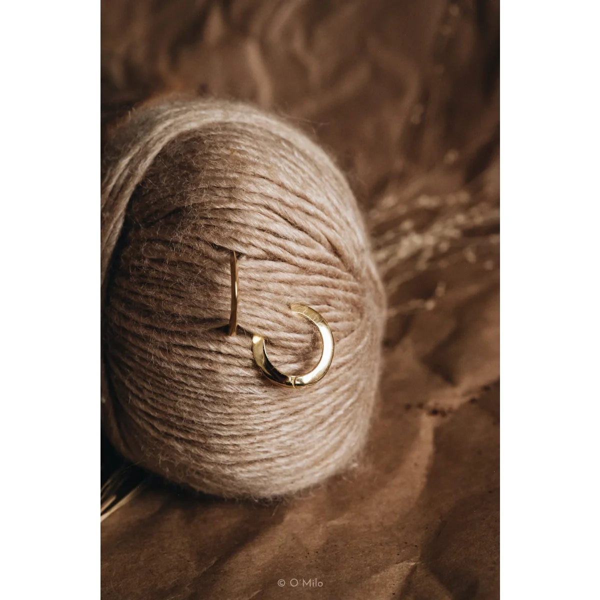 Oriana Creole in 18k Gold Vermeil auf einem Wollknäuel