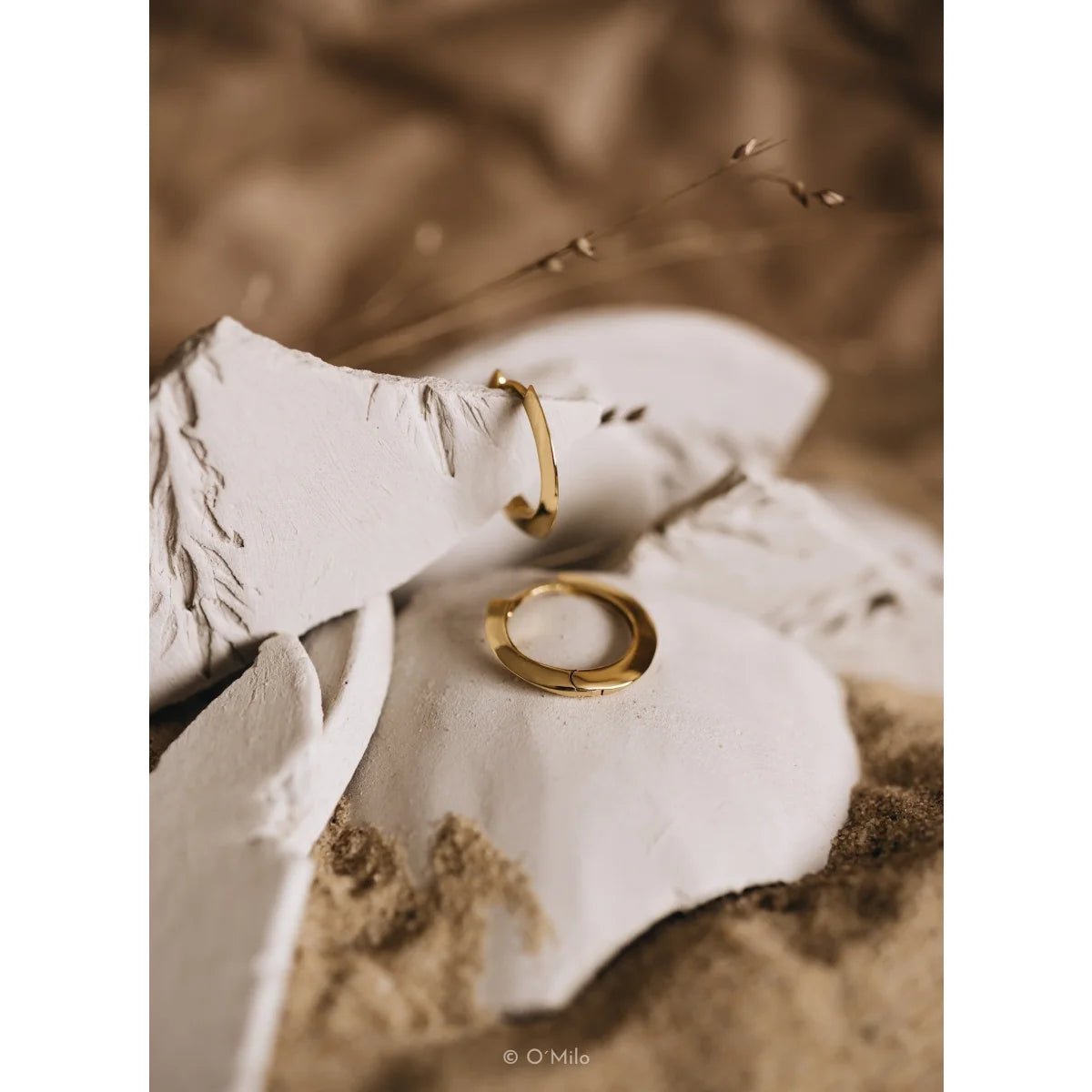O’Milo Disc Creolen Oriana in 18k Gold Vermeil auf hellem Ton
