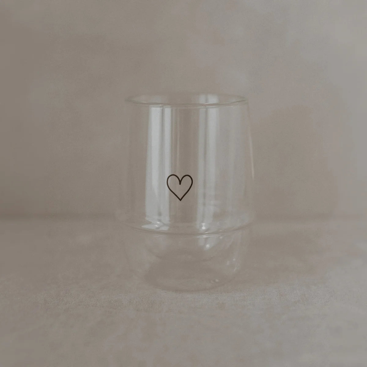 Doppelwandiges Glas Herz 300ml mit schwarzem Herz-Design