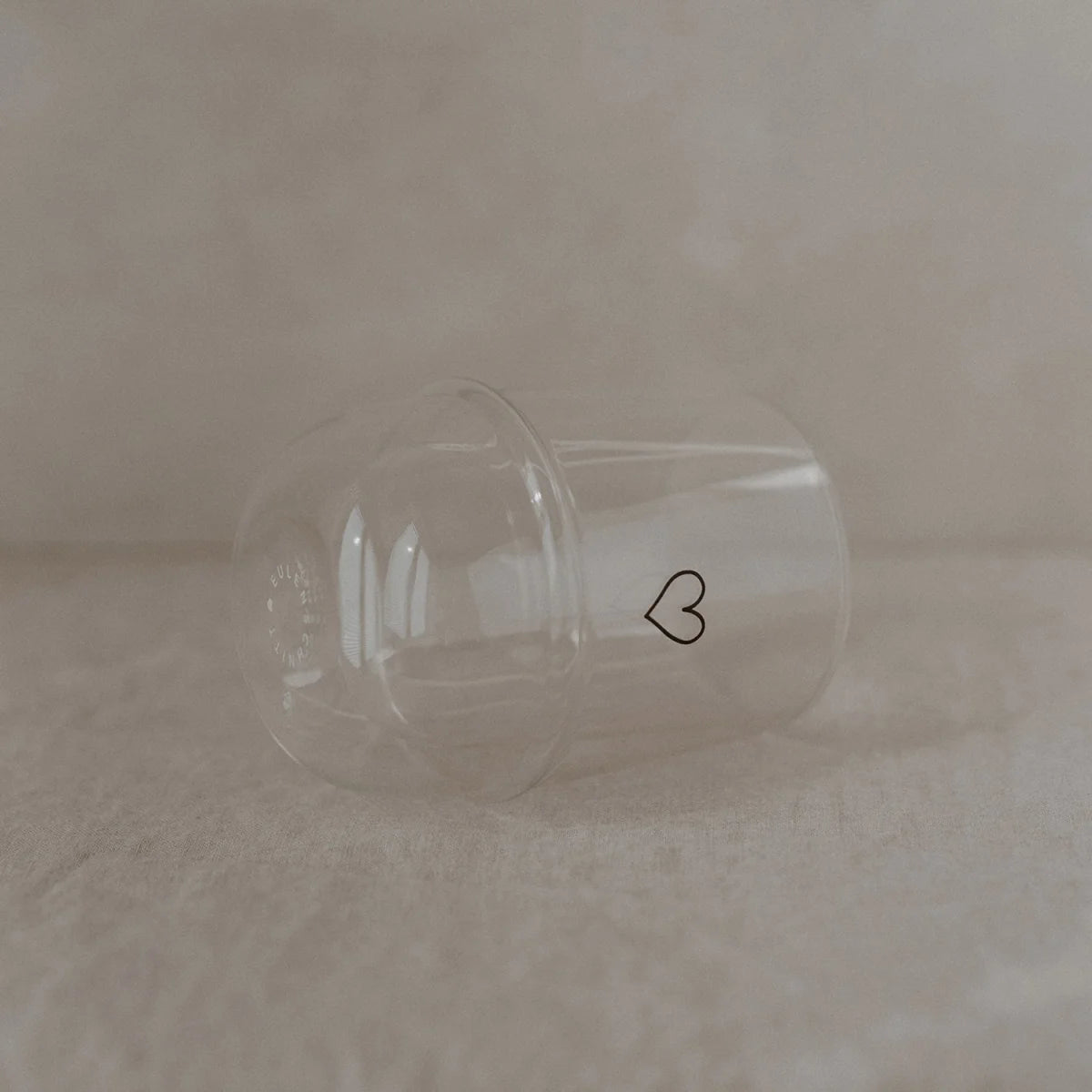 Doppelwandiges Glas Herz 300ml mit schwarzem Herz-Motiv