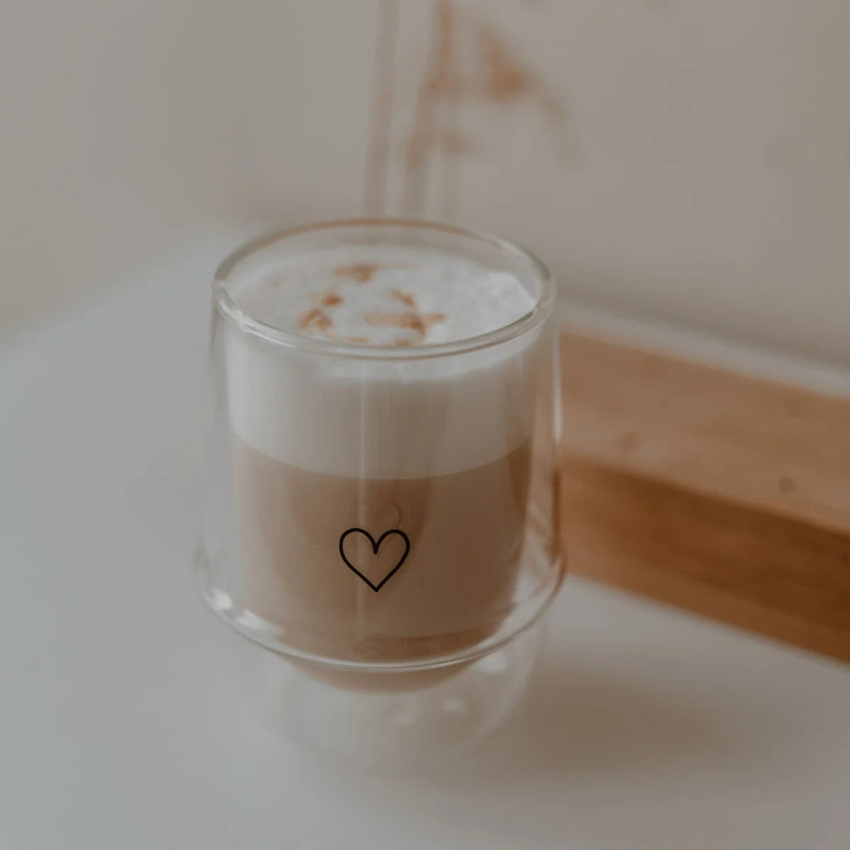 Doppelwandiges Glas Herz mit Latte Macchiato und Herz-Design