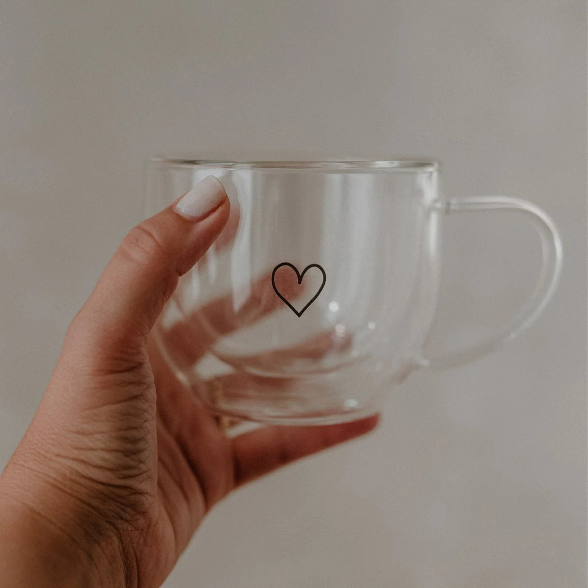 Klare Glastasse HERZ 250ml mit schwarzem Herz-Design, ähnlich Tasse Oma 220ml