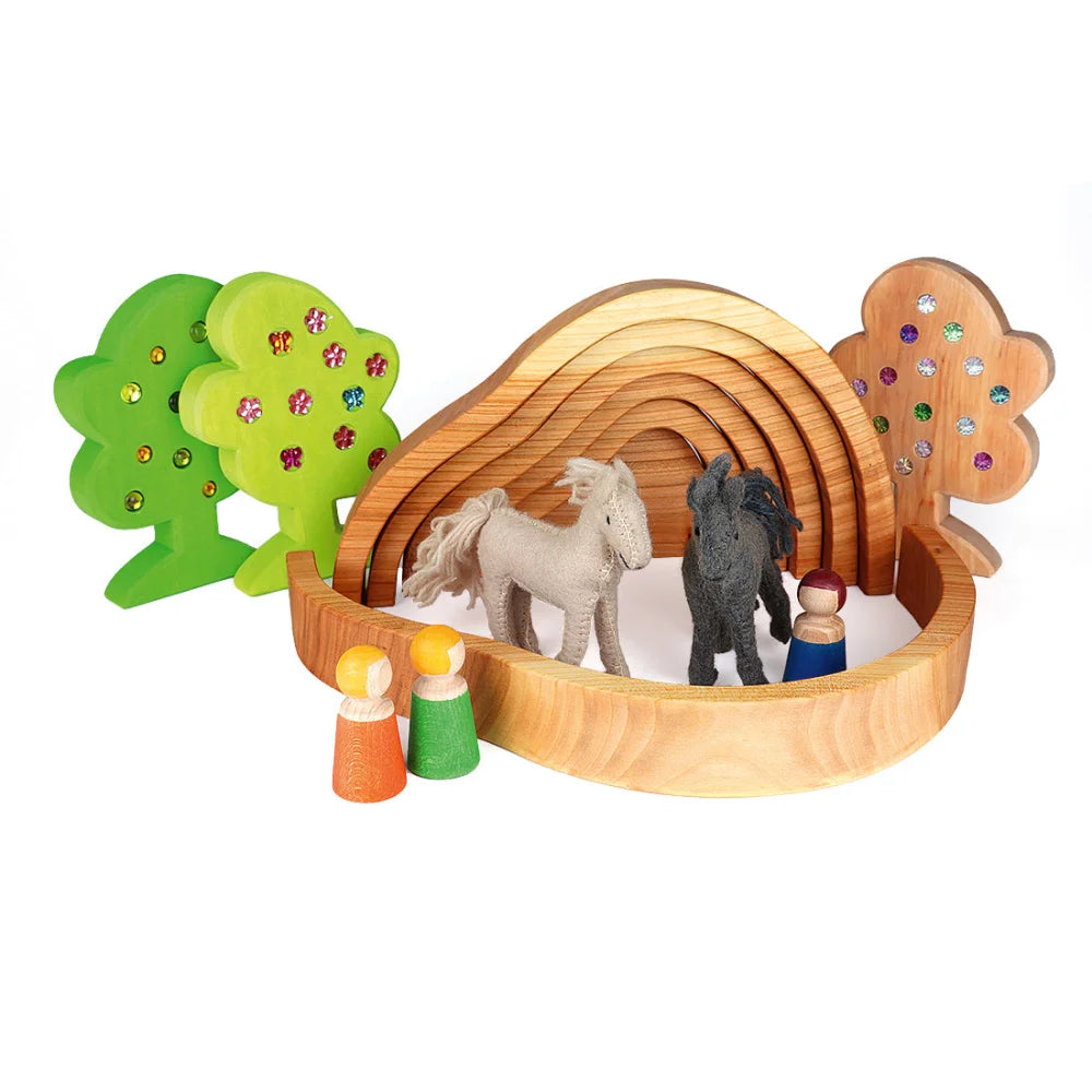 Holzspielzeugset mit Pferden und Bäumen für Dragon’s Lair mit Schatz, 11 Stück