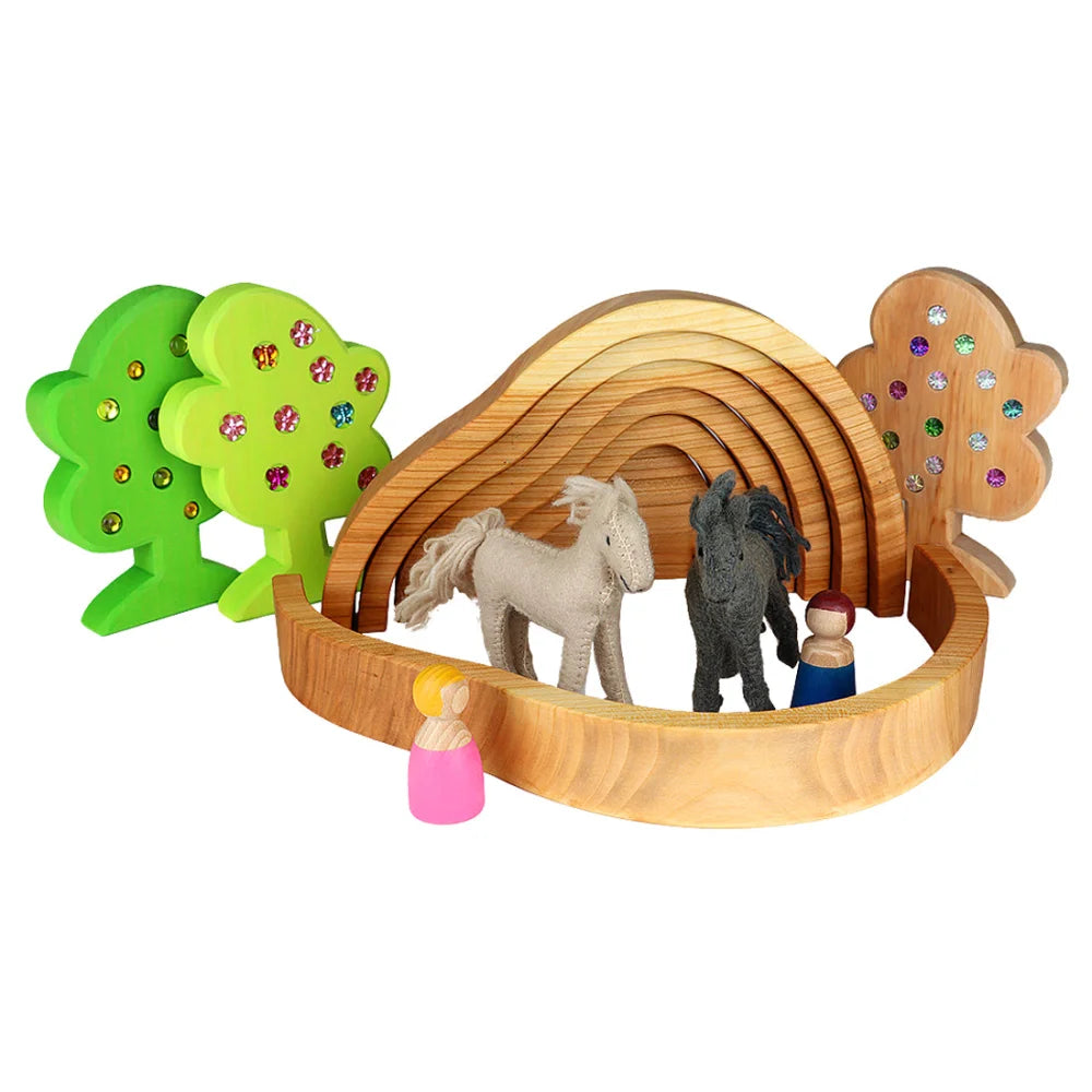 Holzspielzeug Arche mit Tieren und Bäumen aus dem Produkt Dragon’s Lair mit Schatz