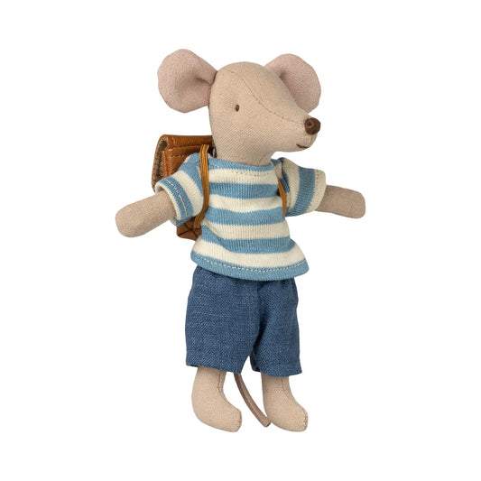 Dreirad-maus grosser bruder beige maileg maus mit blauweiß gestreiftem shirt und braunem lederrucksack ökologische baby- kinderprodukte