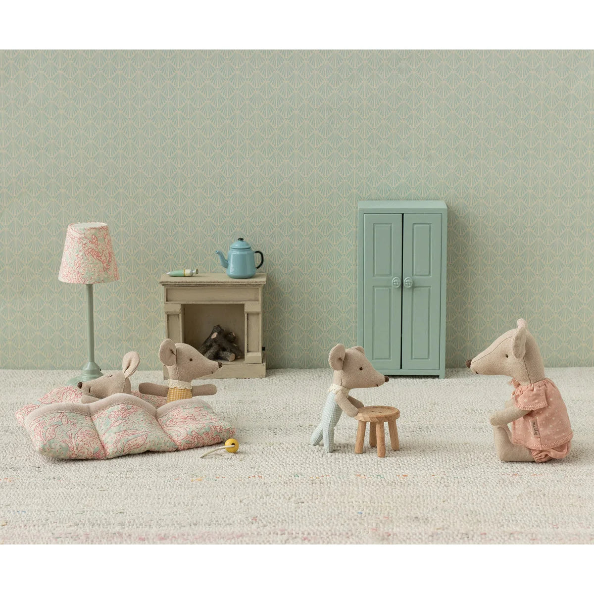 Weiches rosé-cream gemustertes kissen mit floralem design und samtiger textur in drillinge babymäuse geschenke für neugeborene