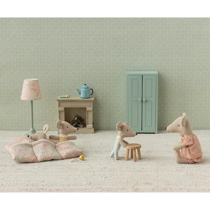 Weiches rosé-cream gemustertes kissen mit floralem design und samtiger textur in drillinge babymäuse geschenke für neugeborene