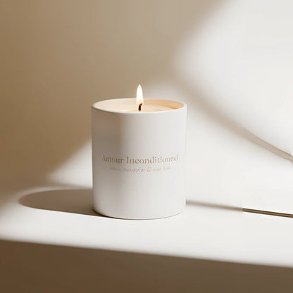 Duftkerze Amour Inconditionnel: weiße Keramik mit goldener Schrift