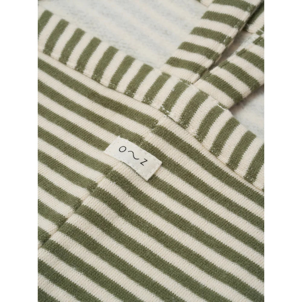 Grüner und weiß gestreifter Stoff mit kleinem weißen Label für Dungarees Latzhose Fern Stripes