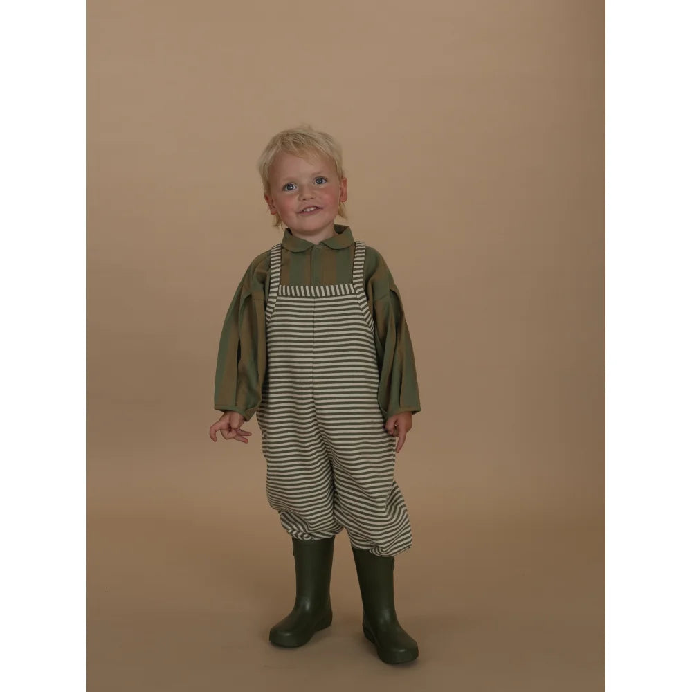 Kinder-Overall mit grünen Streifen, langärmliges Shirt und passenden Gummistiefeln