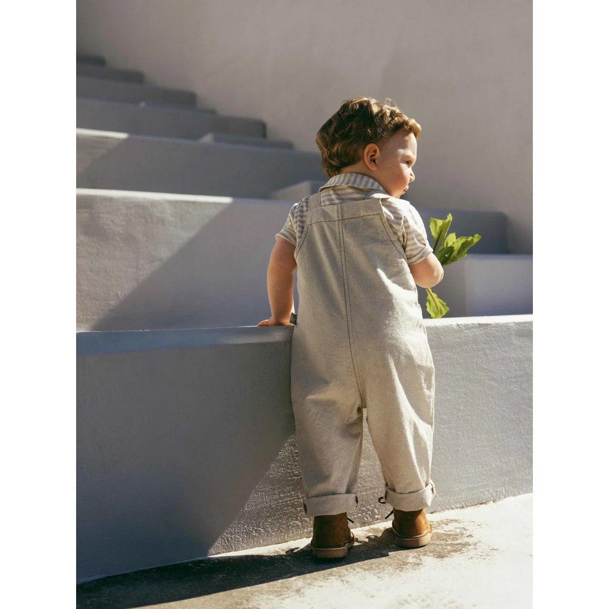 Nachhaltige Babykleidung Schweiz: Dungarees mit umklappbaren Beinabschlüssen