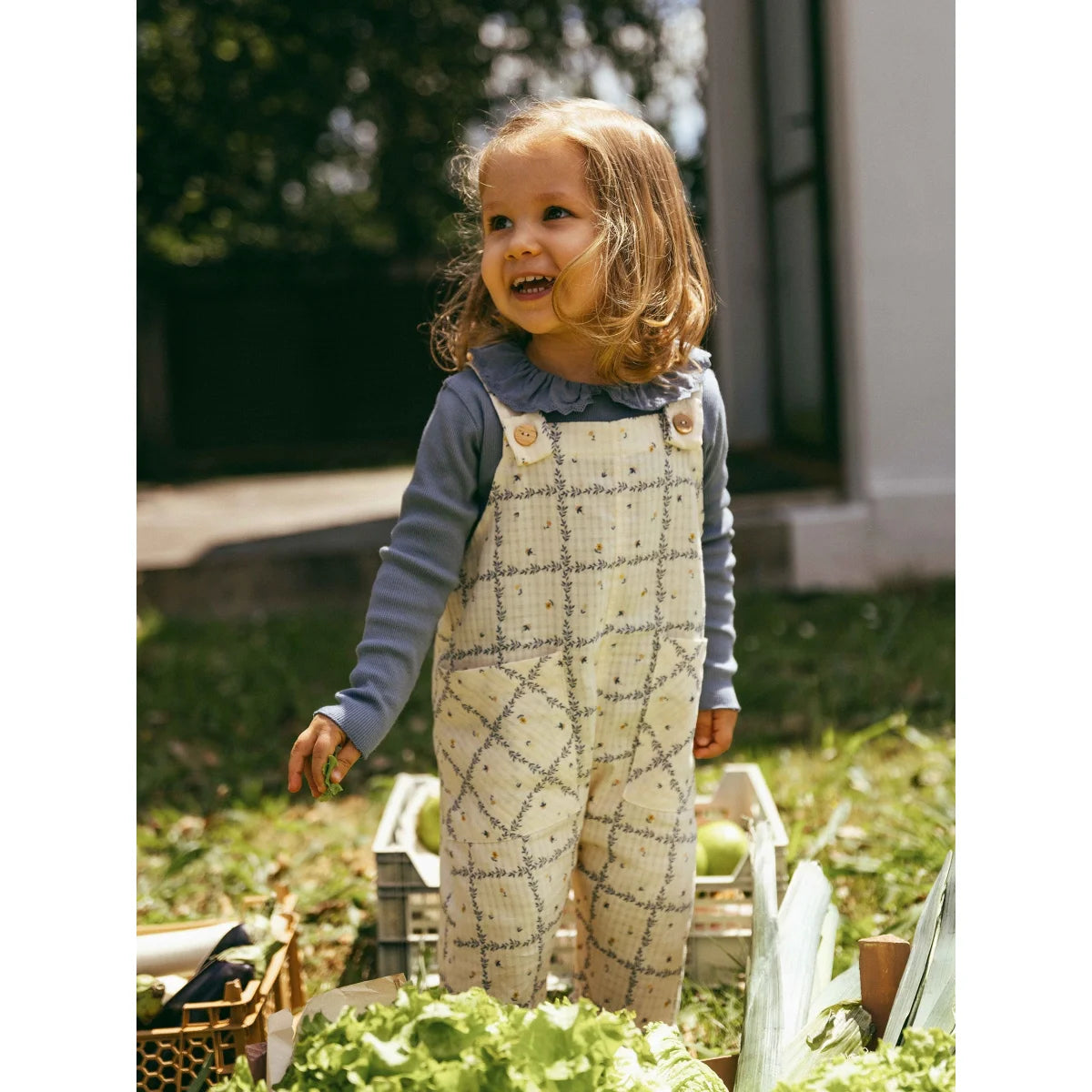 Baby-Dungarees Indigo mit floral print, umklappbare Beinabschlüsse