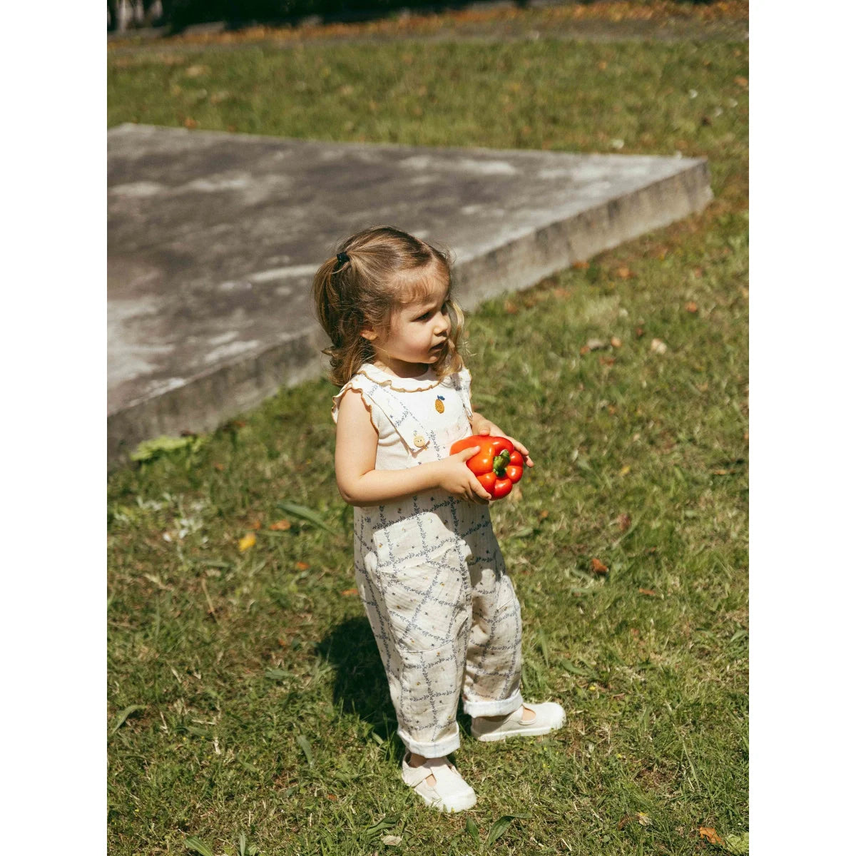 Baby in Indigo-Dungarees aus strukturierter Baumwolle mit umklappbaren Beinabschlüssen