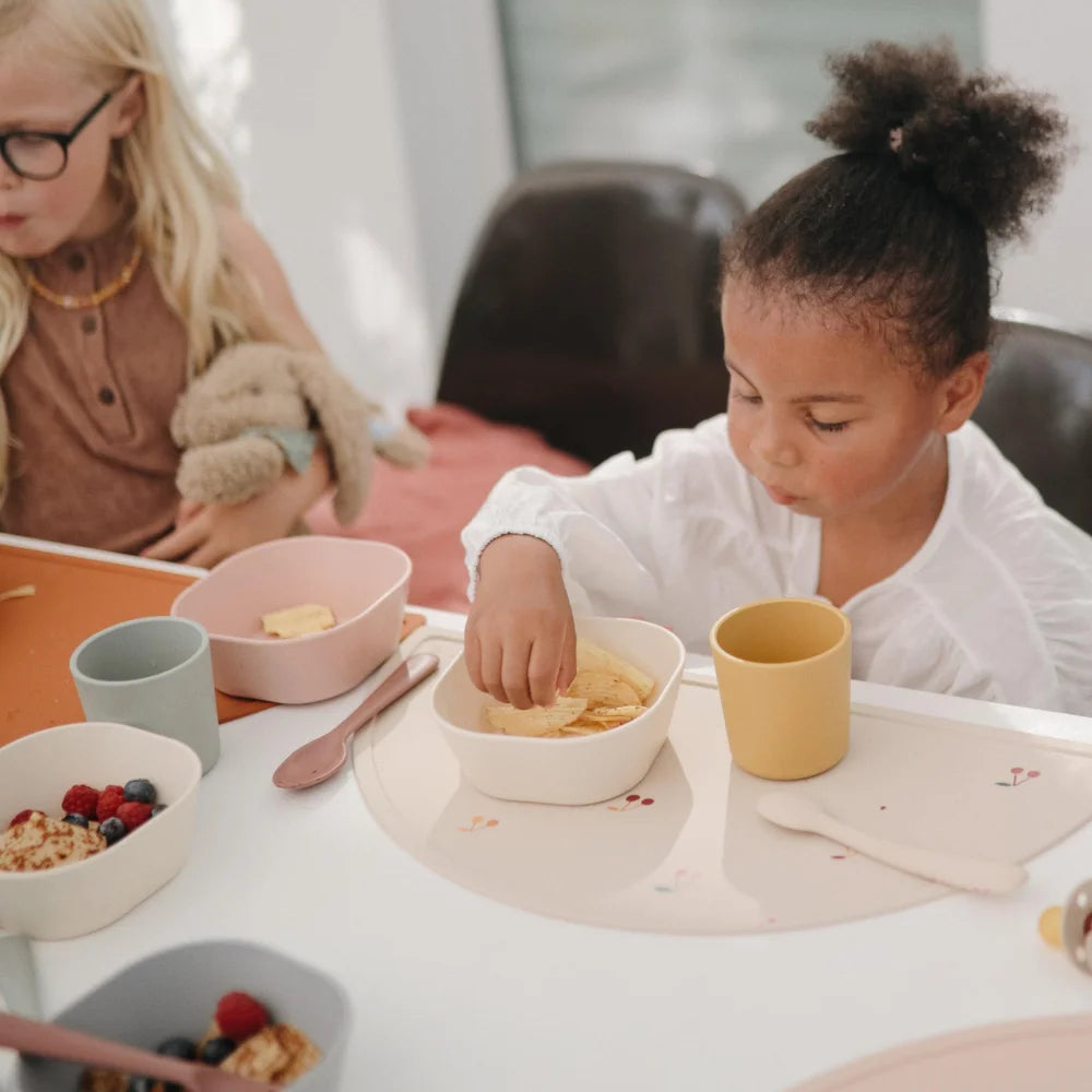 Zwei Kinder genießen Frühstück am Tisch mit Eckige Schale 2er Set in Ivory