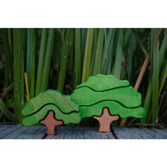 Zwei kleine Holzspielbäume mit grünen Kronen und braunen Stämmen im Produkt Eiche klein