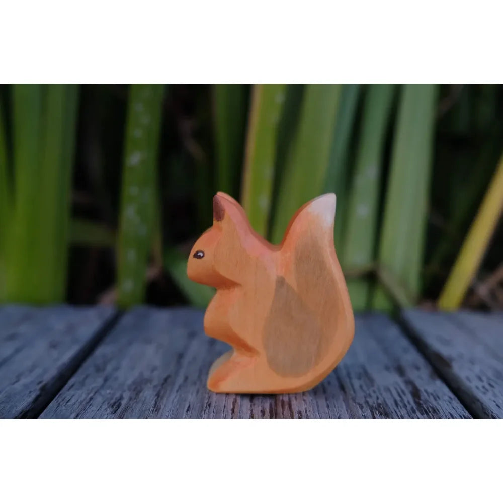 Carvierte Eichhörnchen Holzfigur mit rotbraunem Körper und weißem Schwanzspitze