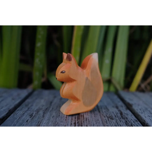 Carvierte Holzsquirrel Figurine für das Produkt Eichhörnchen, handgefertigt und detailreich