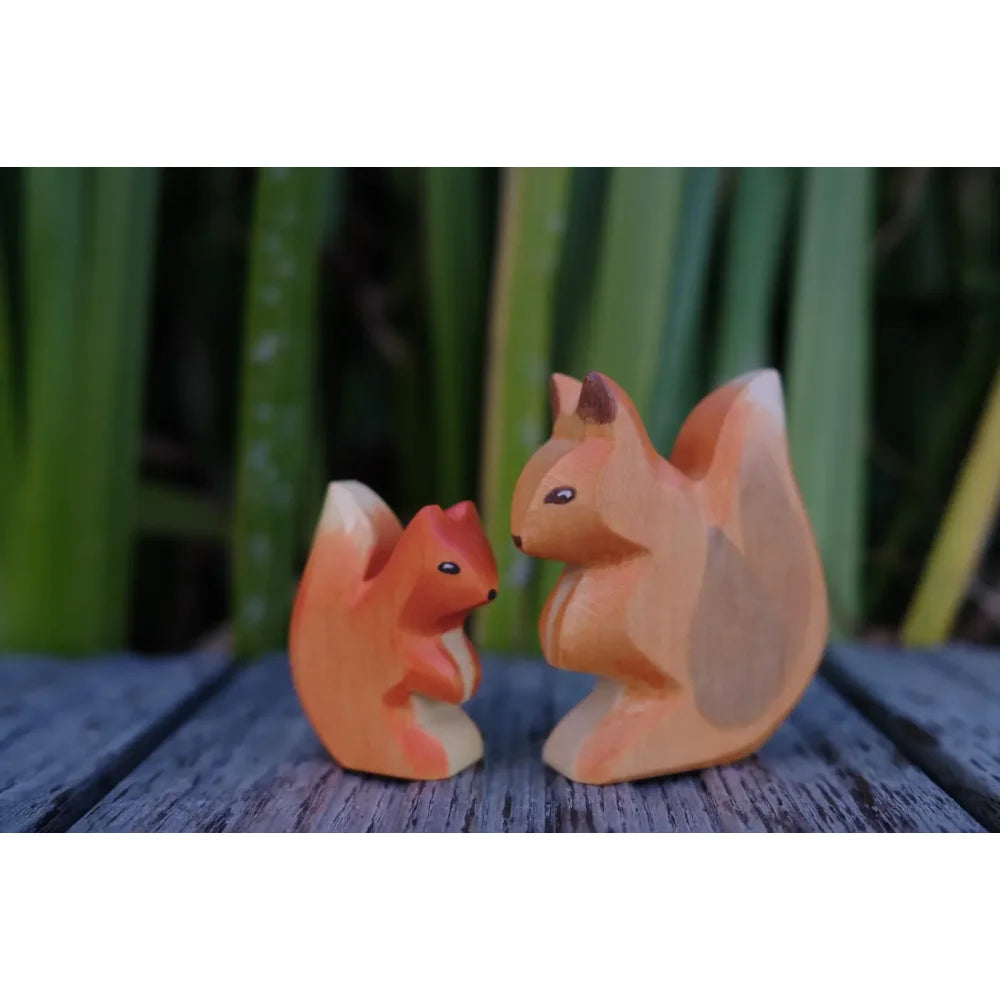 Zwei hölzerne Eichhörnchen-Figuren im Produkt Eichhörnchen auf weißem Hintergrund