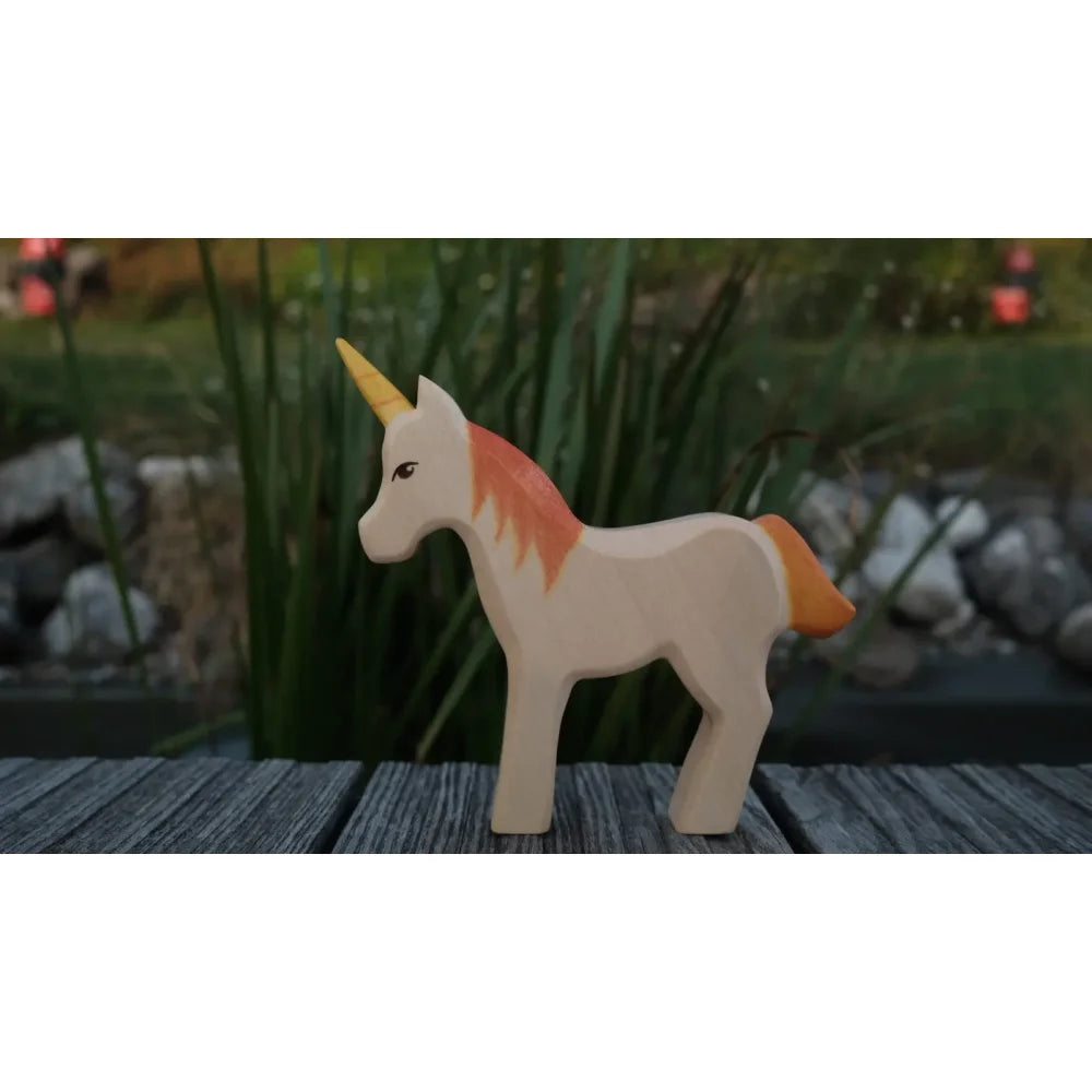 Helles Holz-Einhorn Spielzeug mit orangefarbenem mane und schwanz