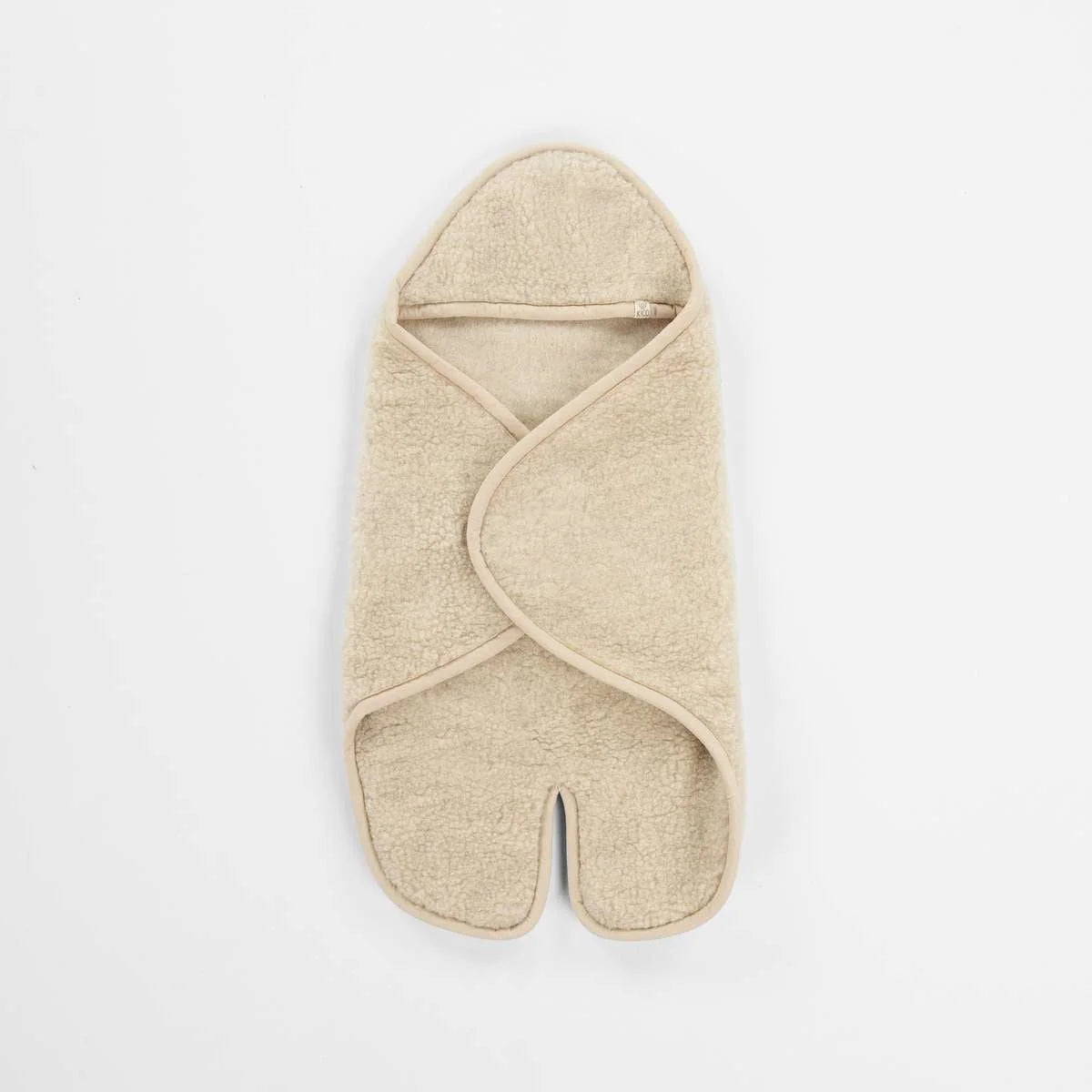 Kico Label Einschlagdecke mit Füsschen und Kapuze aus Merinowolle in Beige