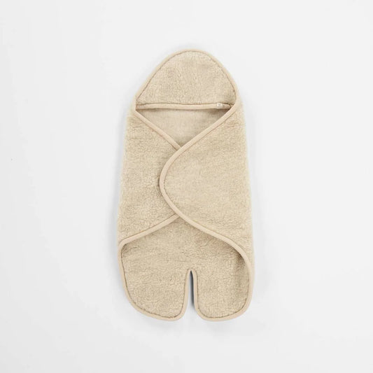 Kico Label Einschlagdecke mit Füsschen und Kapuze aus Merinowolle in Beige