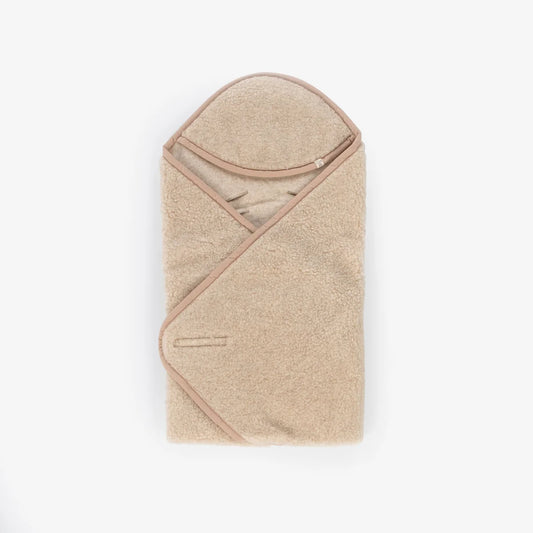 Kico Label Einschlagdecke mit Maxi-Cosi-Öffnungen aus Merinowolle in Beige