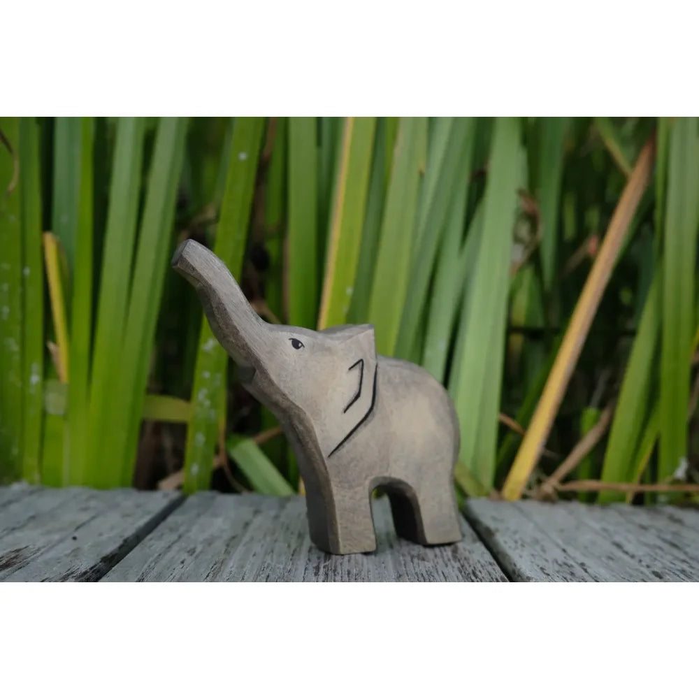 Leichter grauer Holz-Elefantenfigur mit erhobenem Rüssel aus dem Produkt Elefant klein