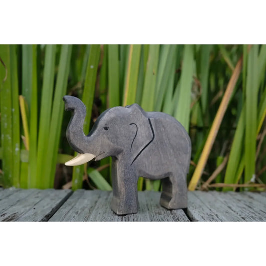 Graue Holzelefantenfigur Elefantenbulle mit gebogenem Rüssel und hellen Stoßzähnen