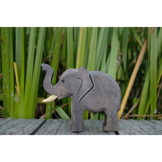 Graue Holzelefantenfigur Elefantenbulle mit gebogenem Rüssel und hellen Stoßzähnen
