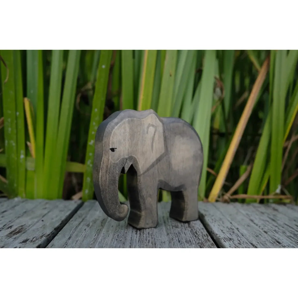 Handgeschnitzte Elefantenfigurine aus Holz mit dunklem, verwittertem Finish
